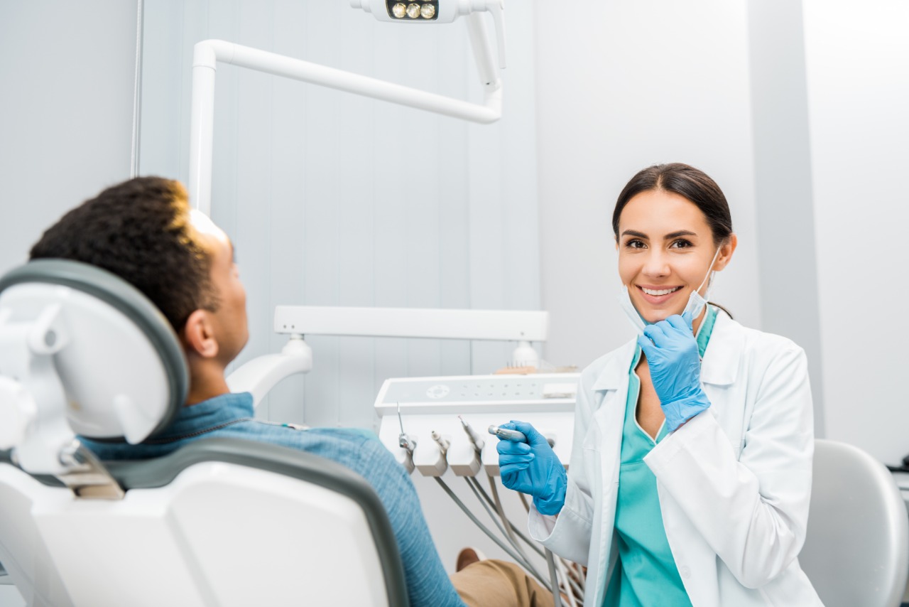 O que considerar na hora de contratar um dentista? SR O que considerar na hora de contratar um dentista? SR