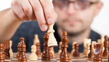 Quais são os benefícios de jogar xadrez?