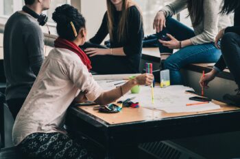 Entenda por que estudantes universitários devem proteger seus dispositivos virtuais